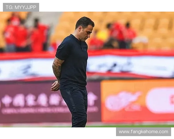 被球队边缘化的足球巨星逆境求生展现坚持与荣耀之路 被球队边缘化的足球巨星逆境求生展现坚持与荣耀之路