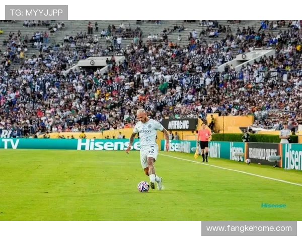 足球球星临危挺身而出关键时刻力挽狂澜助球队成功逆转 足球球星临危挺身而出关键时刻力挽狂澜助球队成功逆转