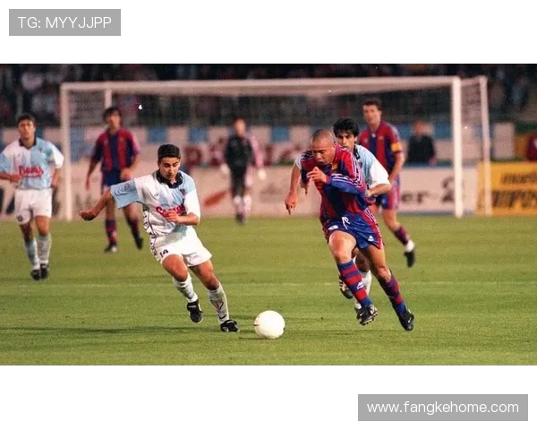 黑白足球传奇球星的辉煌岁月与经典瞬间解析 黑白足球传奇球星的辉煌岁月与经典瞬间解析